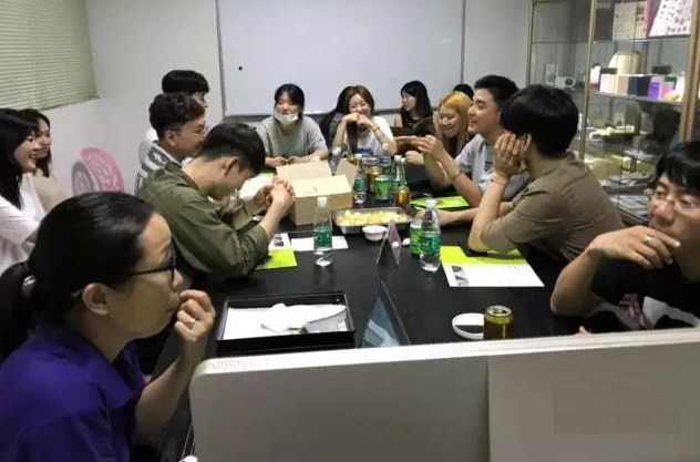 老师和同学在学习手板模型制作后,自己动手组装的产品