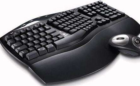 许多模具厂不能自制自己的手板。他们的手板业务都是向专业手厂发放的,因为模具厂的设备和人员一般都是自己做的注塑成型