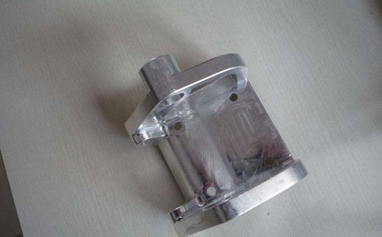 五金手板加工的时间长,单价高,单单是不锈钢材质的价格是一般工程塑料价格的好几倍