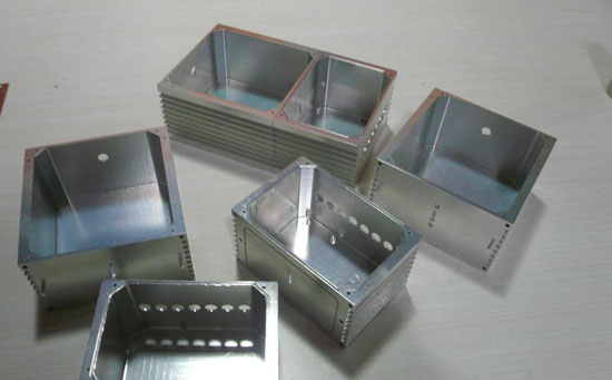 五金手板之后,我们可以有选择性的去做手板,到底是采用塑胶还是金属