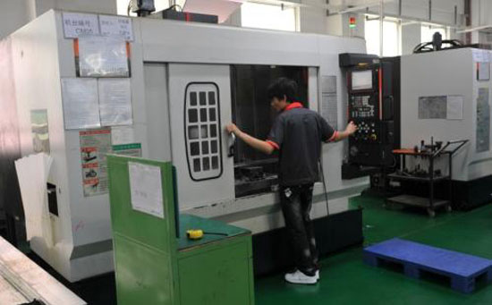 对于一些手板加工技术,难以将相同厚度的0.1mm和0.2mm的相同部件打印出来,但前者需要2倍的时间和更多的成本