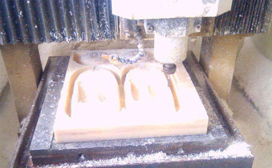 先进的手板厂拥有齐全的机器设备,图为:机器在加工手板