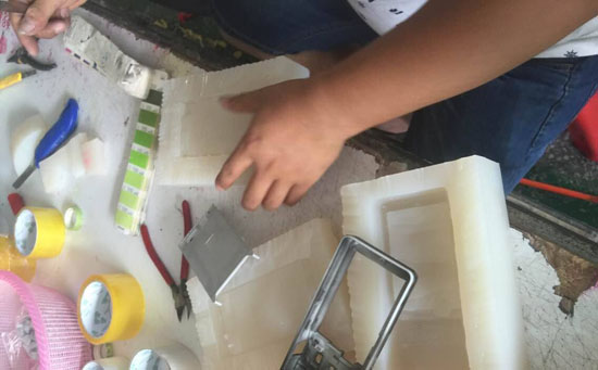 对于手工要求比较大的手板来说,人工打造更为合适